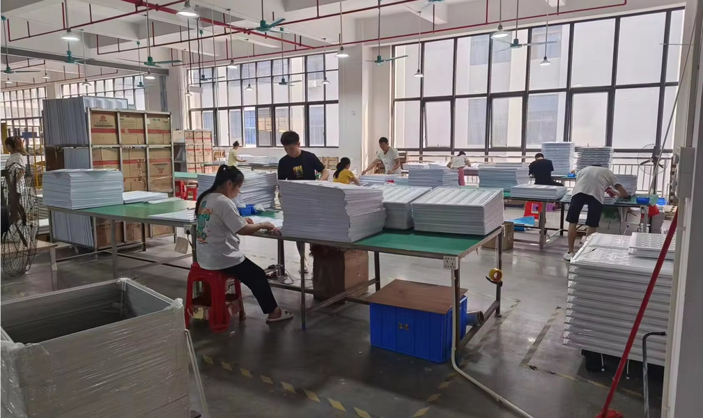 Zhongshan Moreneng Lighting & Electrical Co. , Ltd. línea de producción del fabricante